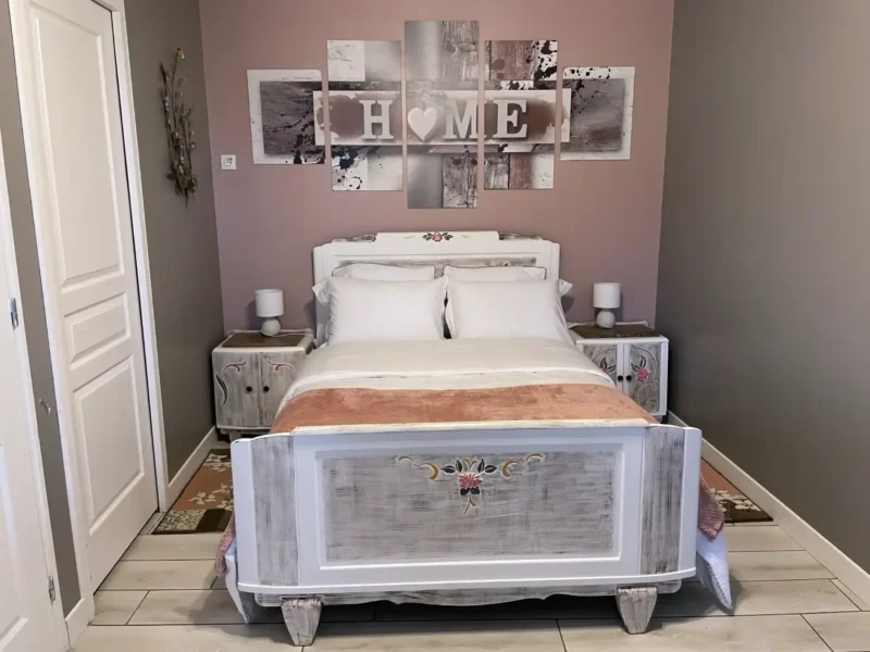 Literie de la Chambre AIR — lit double 140 cm à L'Escale Arc-en-Ciel