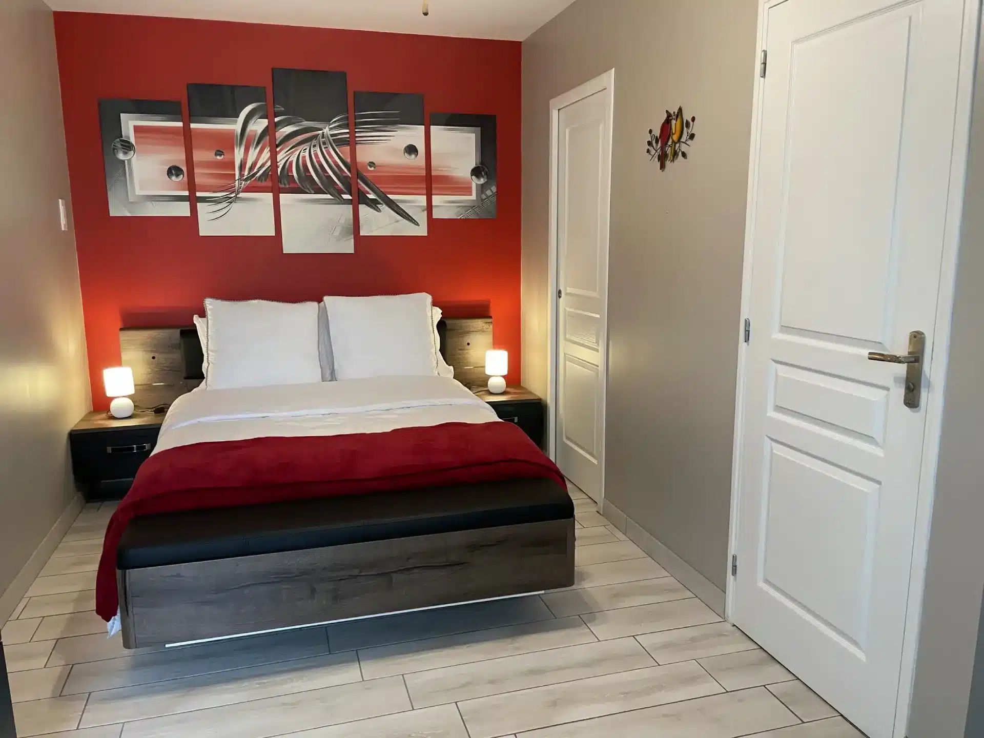 La chambre FEU, chambre d’hôtes aux couleurs chaudes à L’Escale Arc-en-Ciel