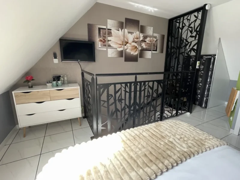 Vue d'ensemble de la Chambre ZEN avec lit double et décoration verte apaisante