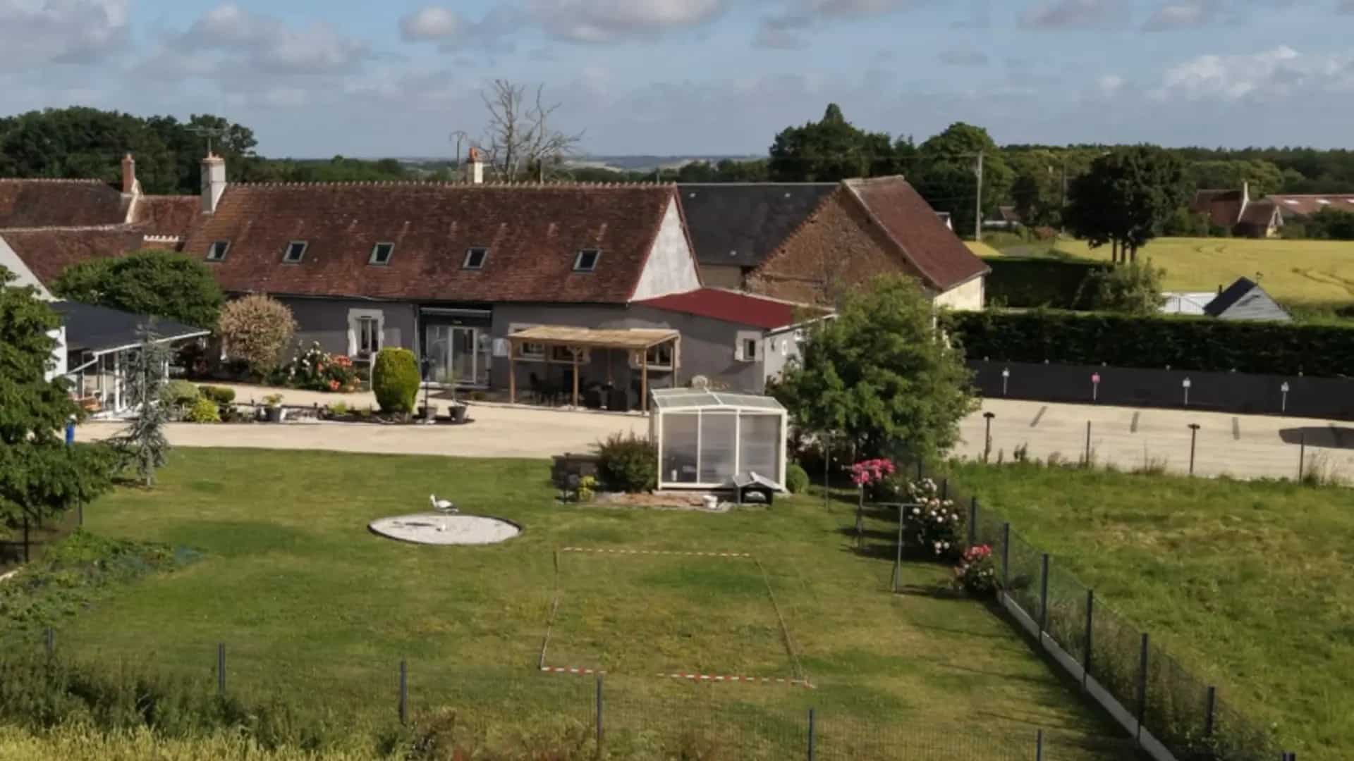 Vue aérienne de nos chambres d'hôtes à L’Escale Arc-en-Ciel, le jardin et la campagne, aux Hayes, en vallée du Loir